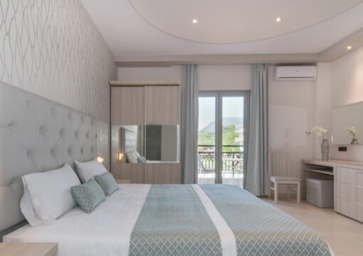 Superior Τρίκλινο Δωμάτιο με 1 διπλό ή 2 μονά κρεβάτια με μπαλκόνι